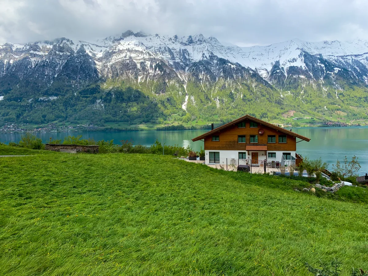 Seorang individu sedang menghitung biaya hidup di Swiss dengan laptop dan kalkulator
