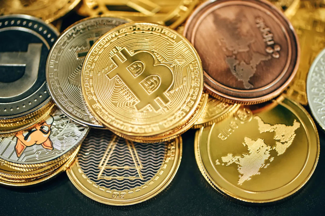 Seorang investor muda sedang menganalisis grafik kripto di laptopnya, menunjukkan proses riset dan pengambilan keputusan investasi.