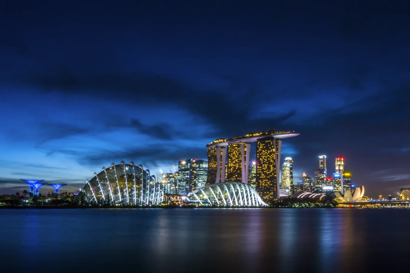 Pemandangan kota Singapura dengan gedung-gedung modern dan transportasi umum yang sibuk